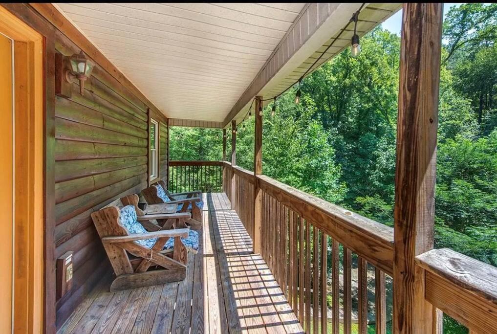 Smokey Mountain Retreat, Hot Tub, Game Room, Sleeps 8! Gatlinburg Bagian luar foto