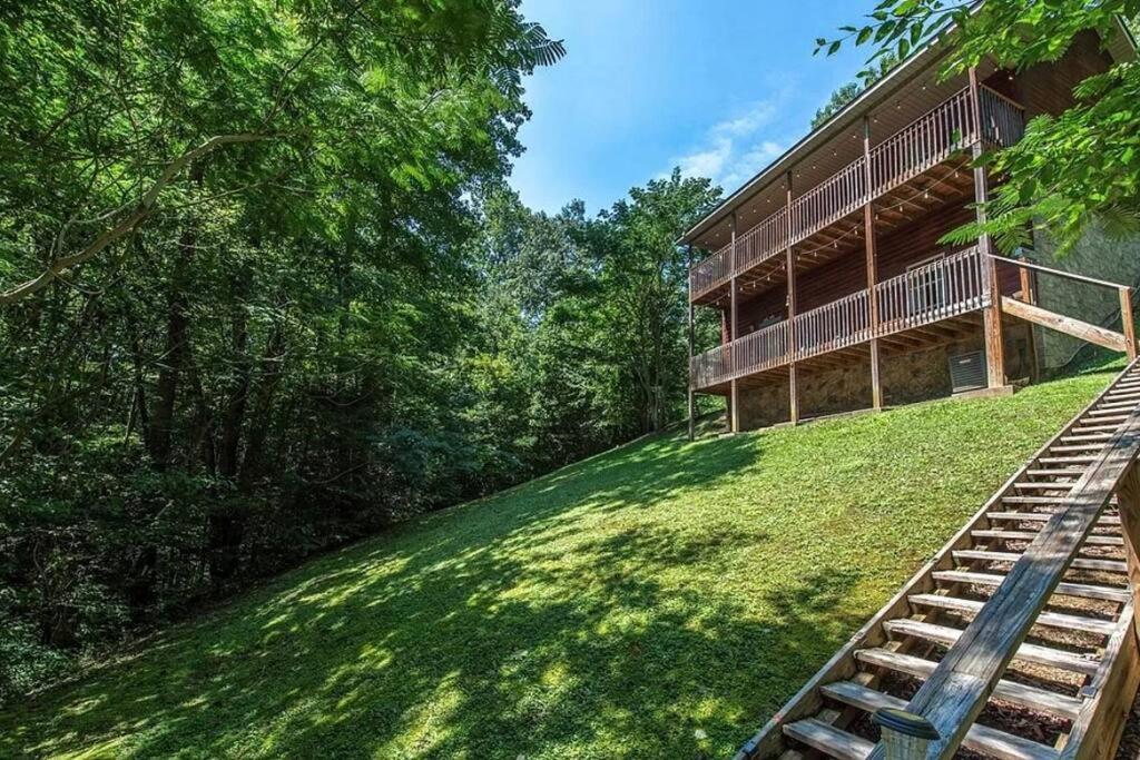Smokey Mountain Retreat, Hot Tub, Game Room, Sleeps 8! Gatlinburg Bagian luar foto