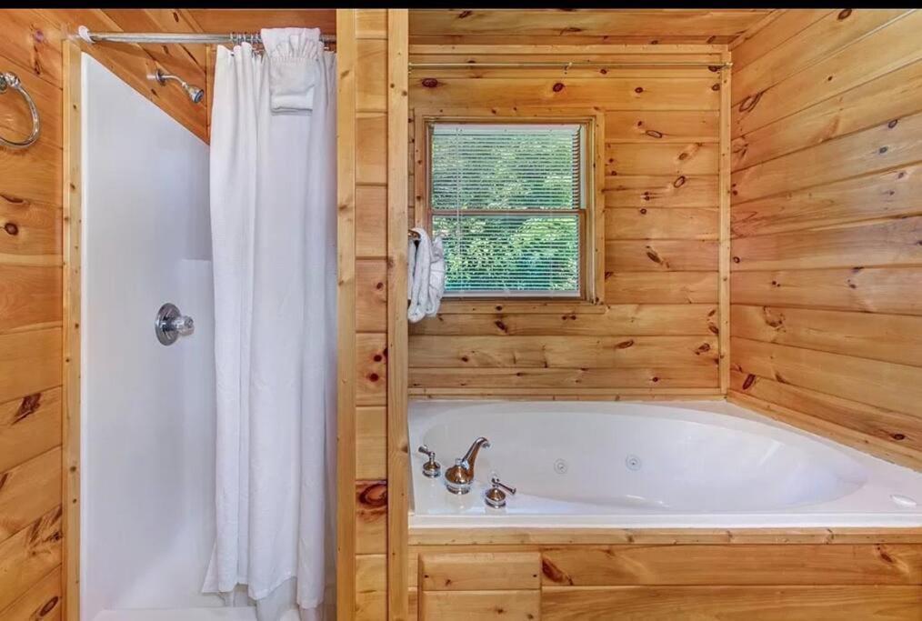 Smokey Mountain Retreat, Hot Tub, Game Room, Sleeps 8! Gatlinburg Bagian luar foto