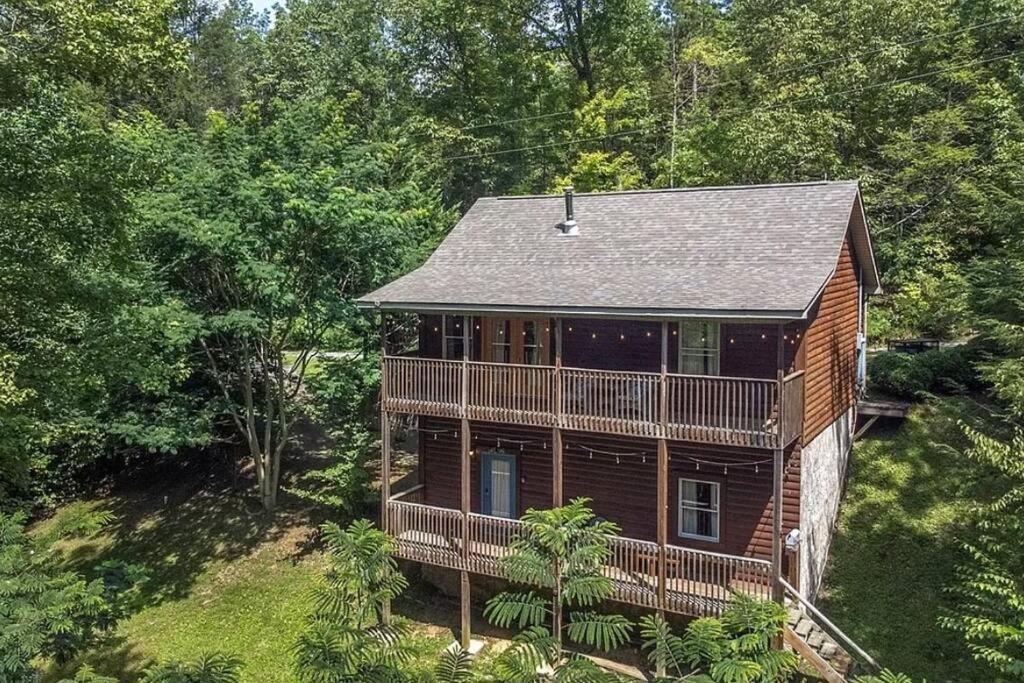 Smokey Mountain Retreat, Hot Tub, Game Room, Sleeps 8! Gatlinburg Bagian luar foto