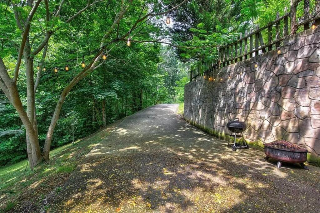 Smokey Mountain Retreat, Hot Tub, Game Room, Sleeps 8! Gatlinburg Bagian luar foto