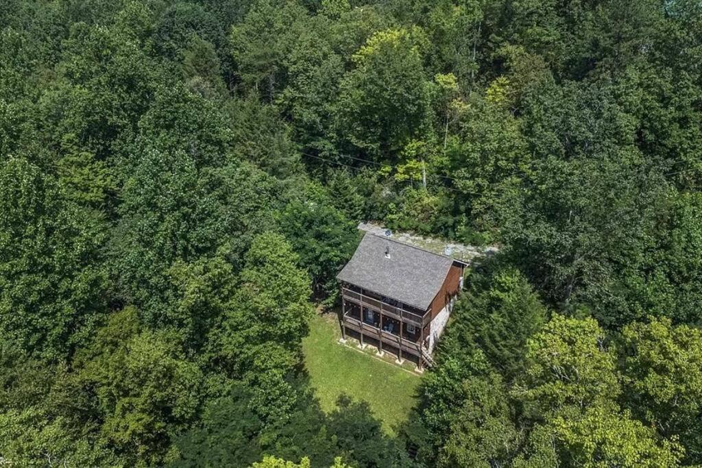 Smokey Mountain Retreat, Hot Tub, Game Room, Sleeps 8! Gatlinburg Bagian luar foto