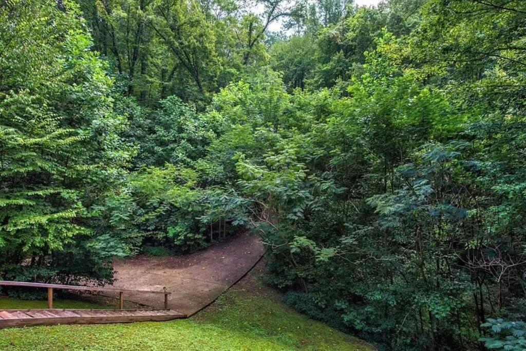 Smokey Mountain Retreat, Hot Tub, Game Room, Sleeps 8! Gatlinburg Bagian luar foto