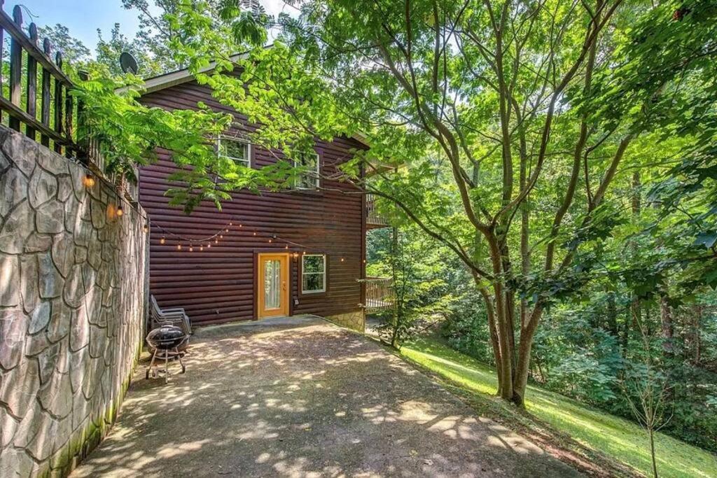 Smokey Mountain Retreat, Hot Tub, Game Room, Sleeps 8! Gatlinburg Bagian luar foto
