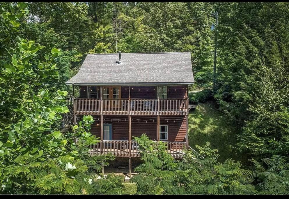 Smokey Mountain Retreat, Hot Tub, Game Room, Sleeps 8! Gatlinburg Bagian luar foto