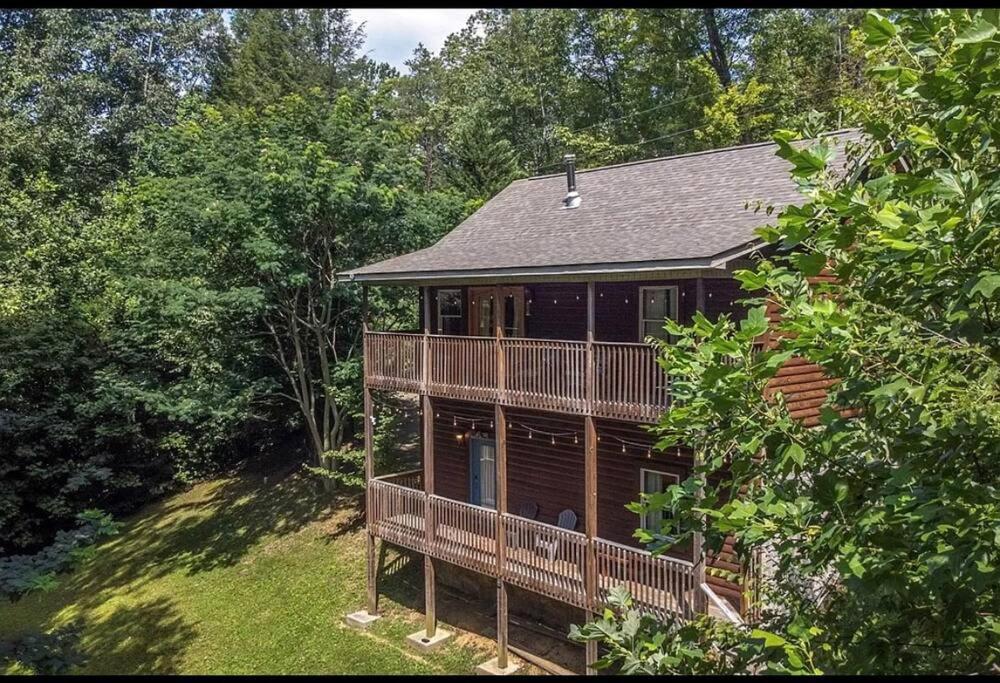 Smokey Mountain Retreat, Hot Tub, Game Room, Sleeps 8! Gatlinburg Bagian luar foto