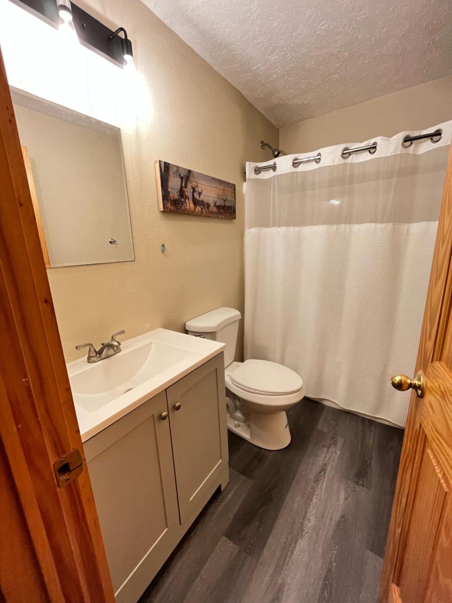 Smokey Mountain Retreat, Hot Tub, Game Room, Sleeps 8! Gatlinburg Bagian luar foto