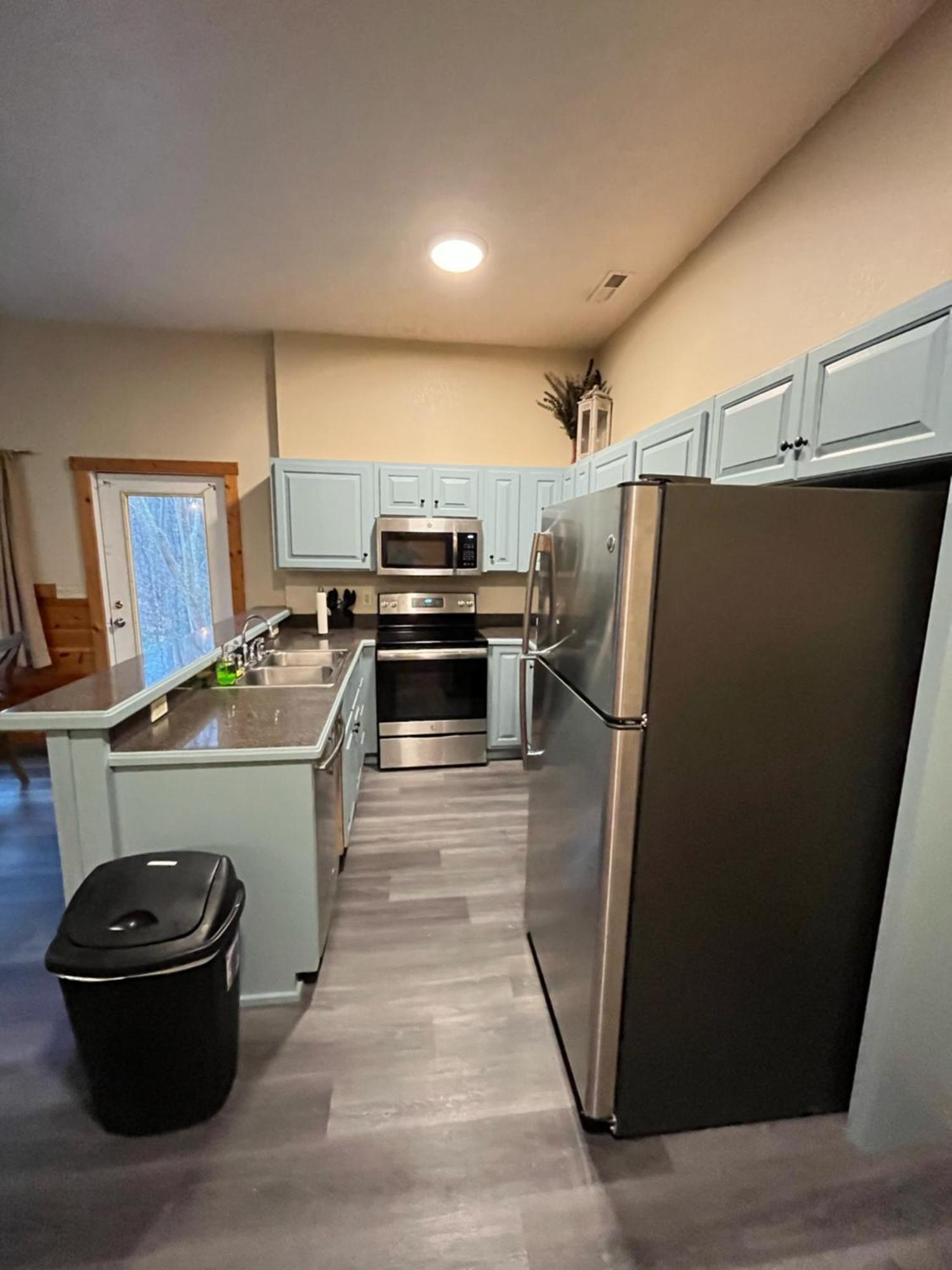 Smokey Mountain Retreat, Hot Tub, Game Room, Sleeps 8! Gatlinburg Bagian luar foto