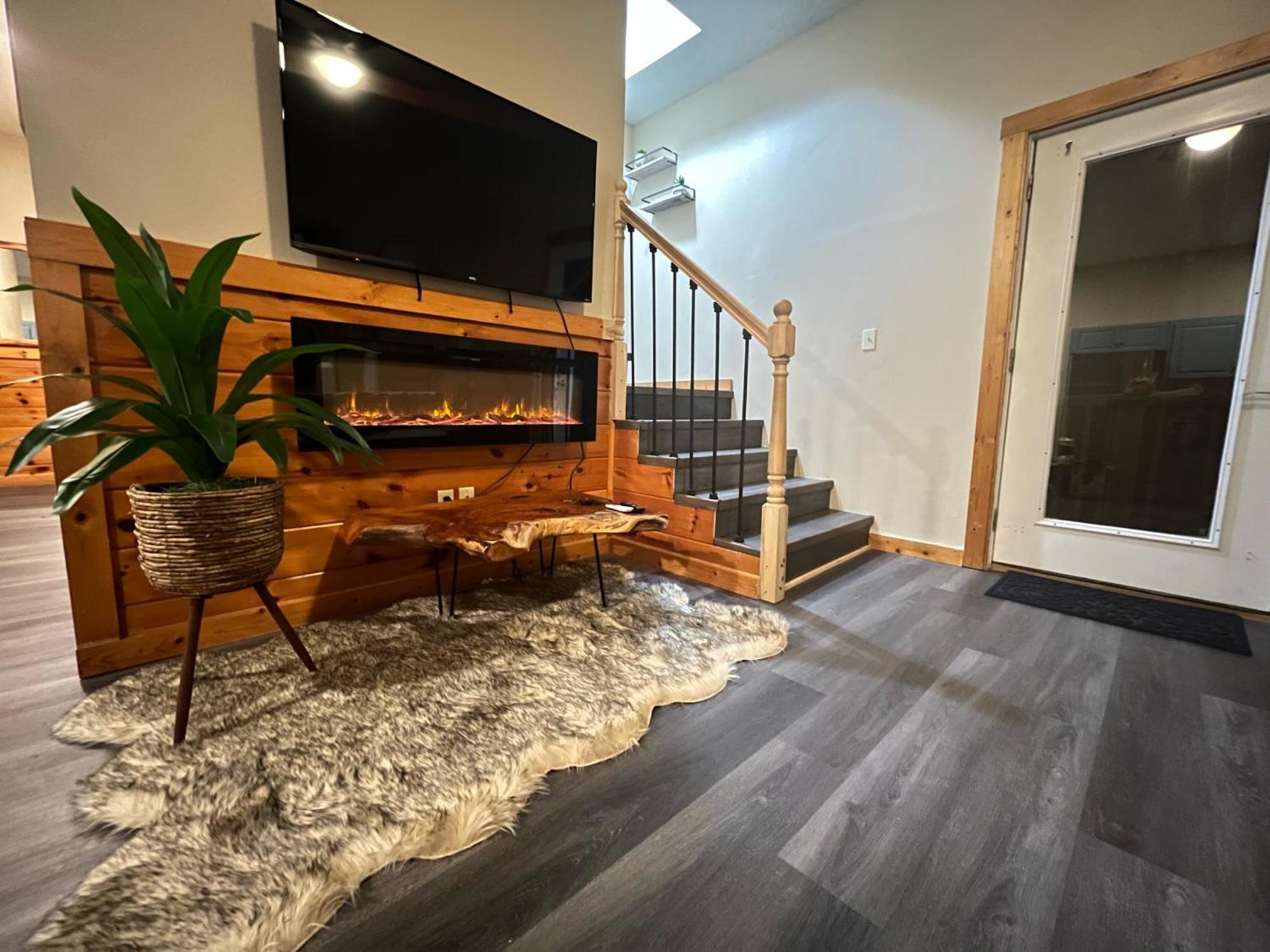 Smokey Mountain Retreat, Hot Tub, Game Room, Sleeps 8! Gatlinburg Bagian luar foto