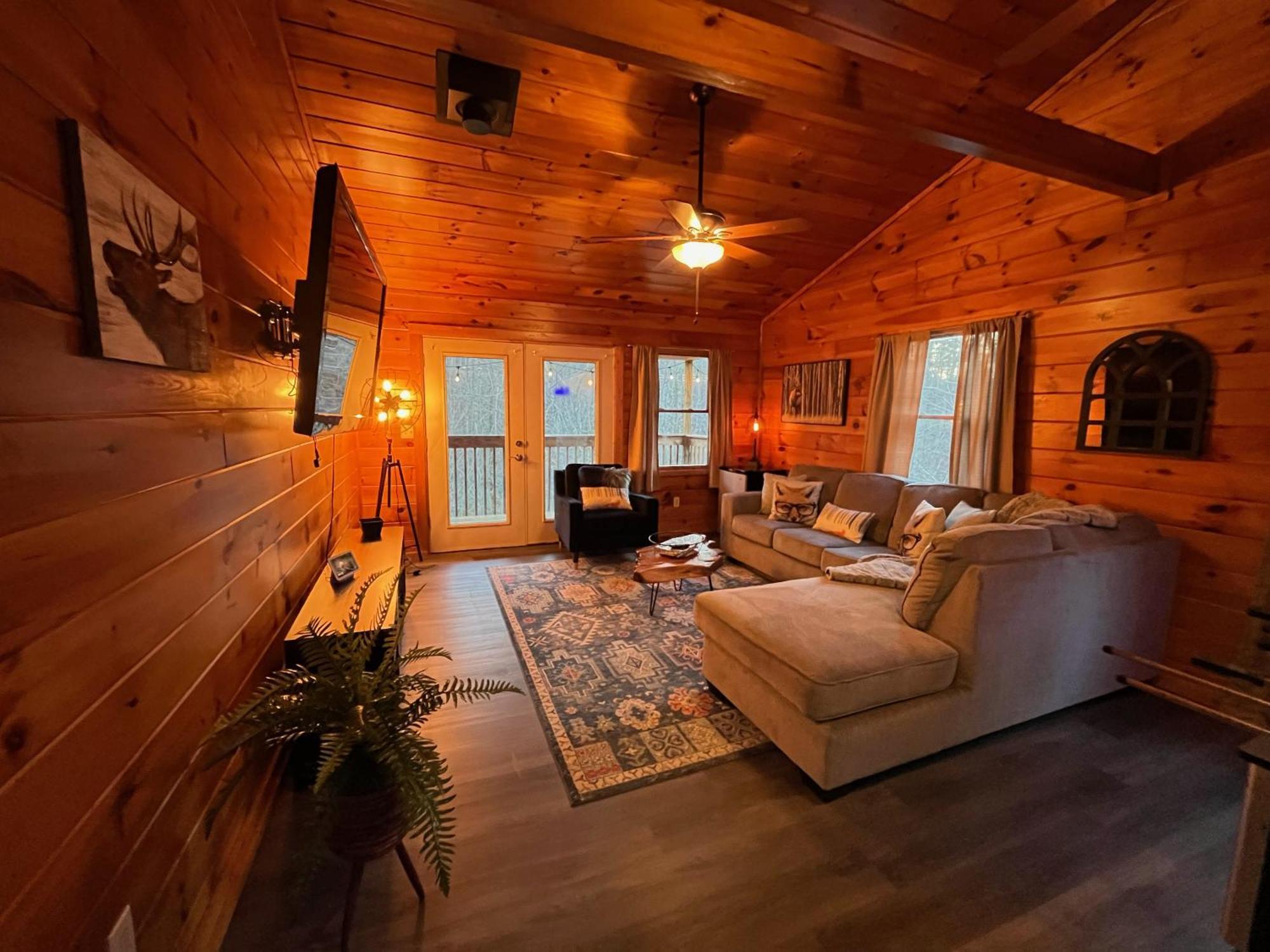 Smokey Mountain Retreat, Hot Tub, Game Room, Sleeps 8! Gatlinburg Bagian luar foto