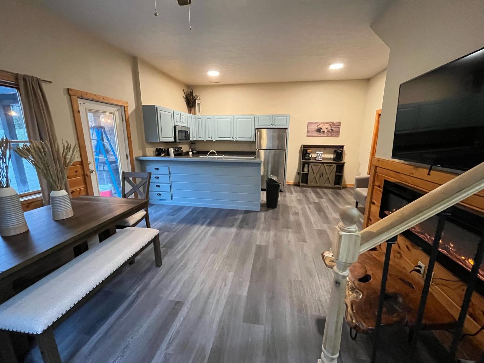 Smokey Mountain Retreat, Hot Tub, Game Room, Sleeps 8! Gatlinburg Bagian luar foto