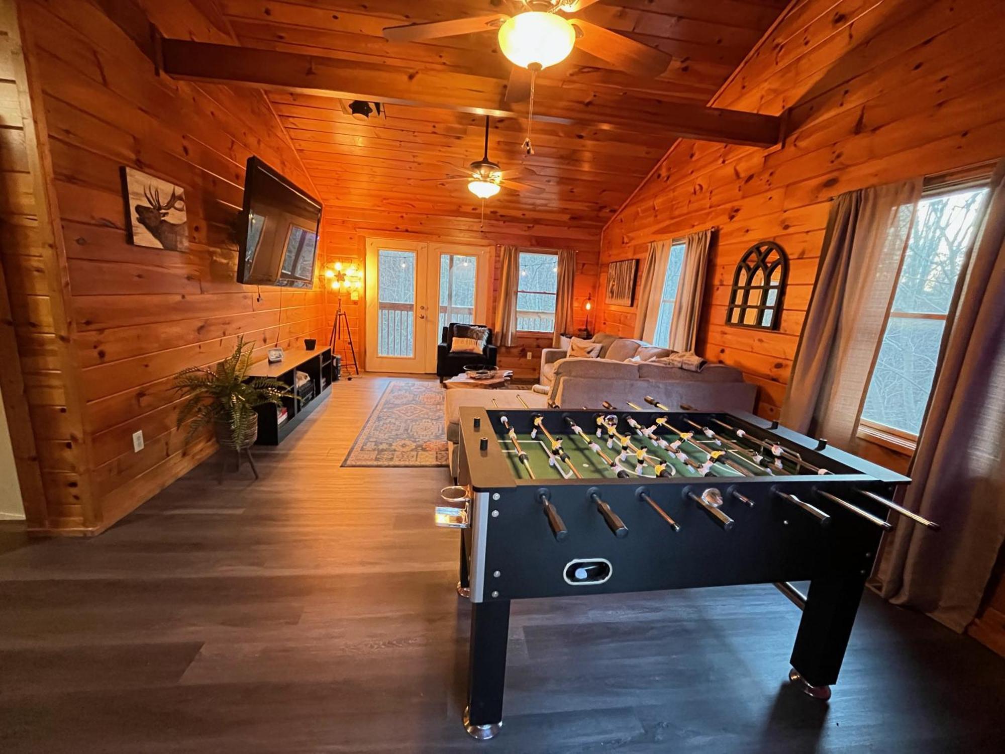 Smokey Mountain Retreat, Hot Tub, Game Room, Sleeps 8! Gatlinburg Bagian luar foto