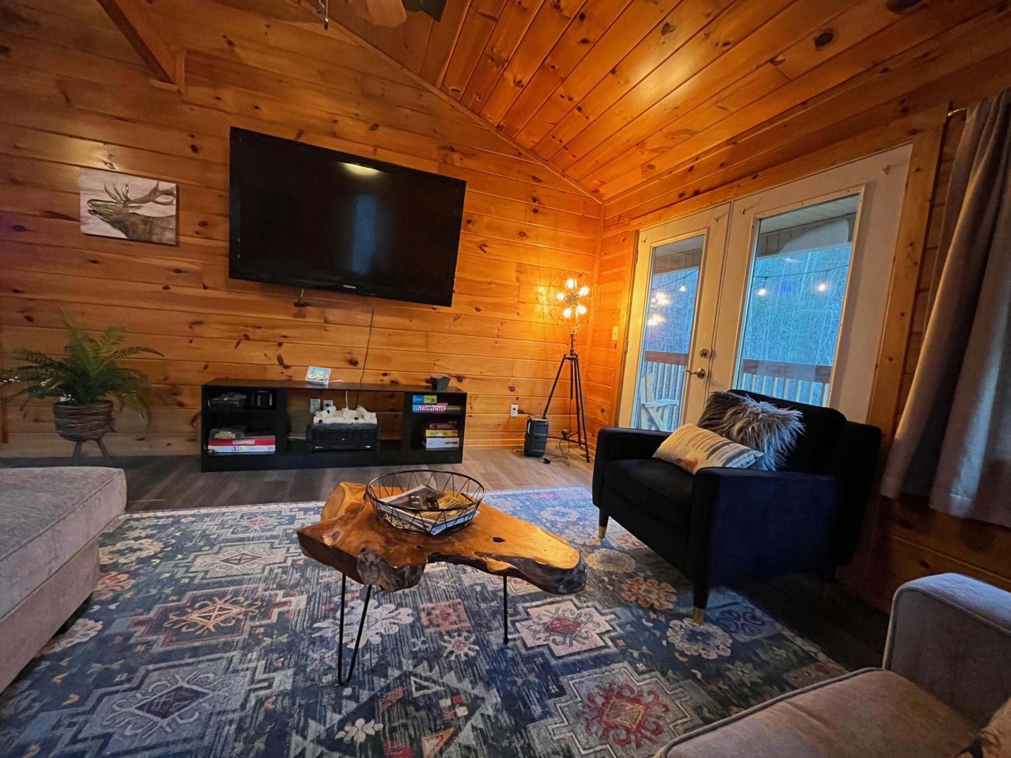 Smokey Mountain Retreat, Hot Tub, Game Room, Sleeps 8! Gatlinburg Bagian luar foto