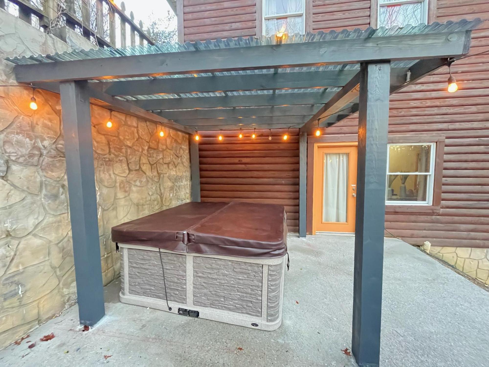 Smokey Mountain Retreat, Hot Tub, Game Room, Sleeps 8! Gatlinburg Bagian luar foto