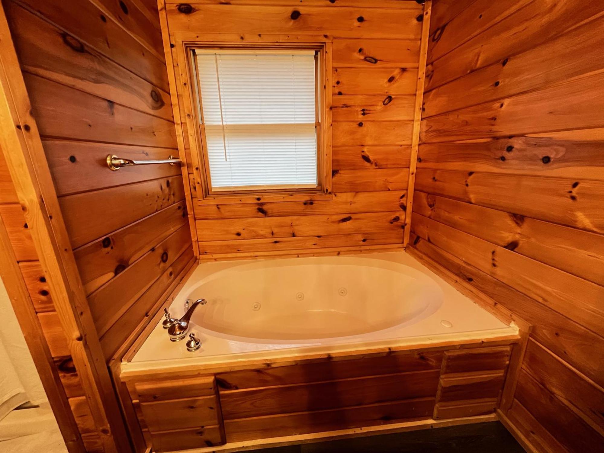 Smokey Mountain Retreat, Hot Tub, Game Room, Sleeps 8! Gatlinburg Bagian luar foto
