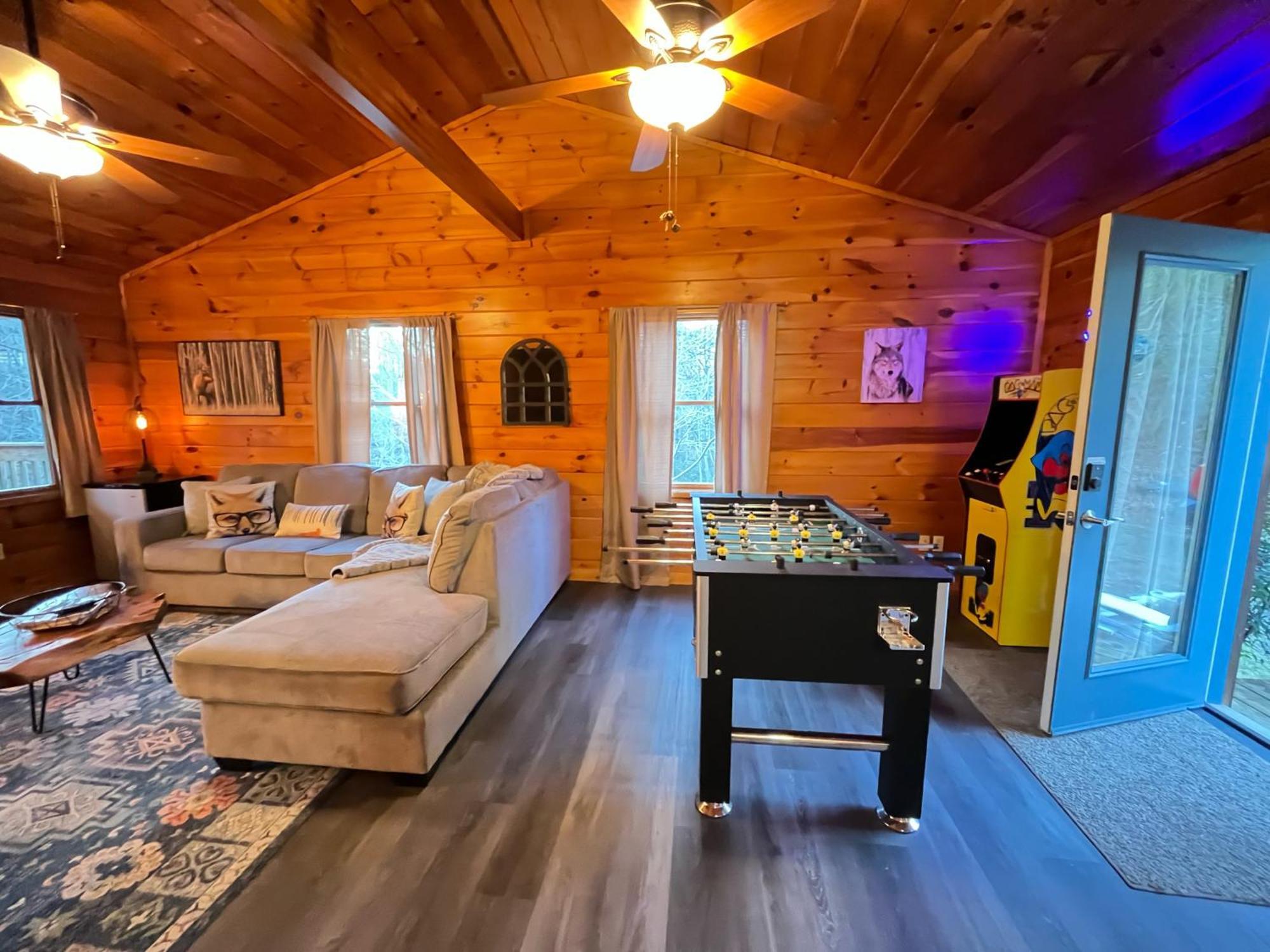 Smokey Mountain Retreat, Hot Tub, Game Room, Sleeps 8! Gatlinburg Bagian luar foto