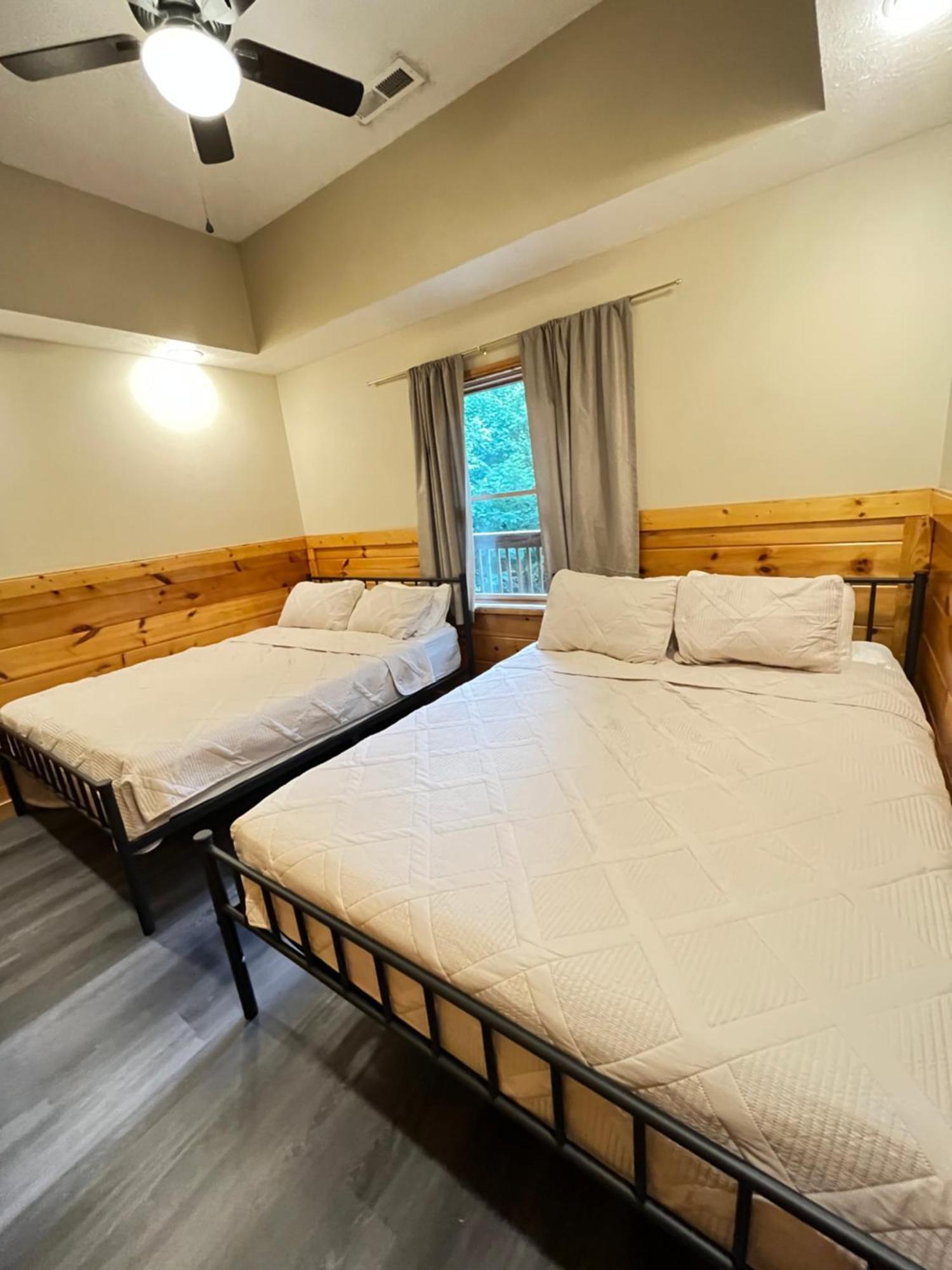 Smokey Mountain Retreat, Hot Tub, Game Room, Sleeps 8! Gatlinburg Bagian luar foto