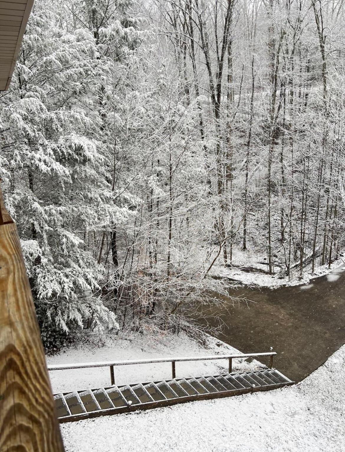 Smokey Mountain Retreat, Hot Tub, Game Room, Sleeps 8! Gatlinburg Bagian luar foto